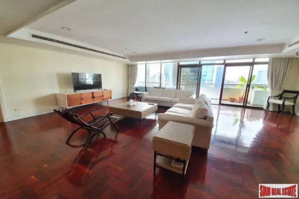 Kallista Mansion - Condomínio Espaçoso de Três Quartos para Alugar em Nana