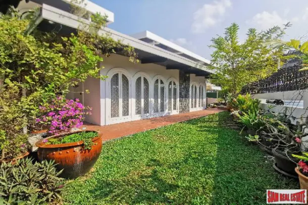Freistehendes Haustierfreundliches Haus mit 5 Schlafzimmern und 5 Bädern zur Miete in einem Wohnviertel im Stadtteil Phra Khanong von Bangkok