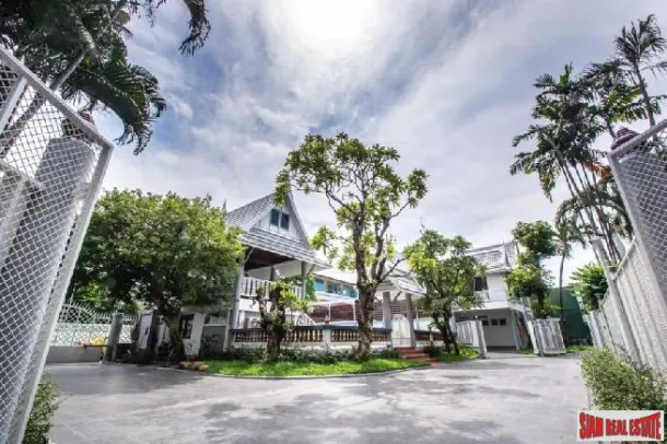 Casa Unica in Stile Thailandese Recentemente Ristrutturata in Affitto a Sathon, a Pochi Minuti da Bangkok BTS
