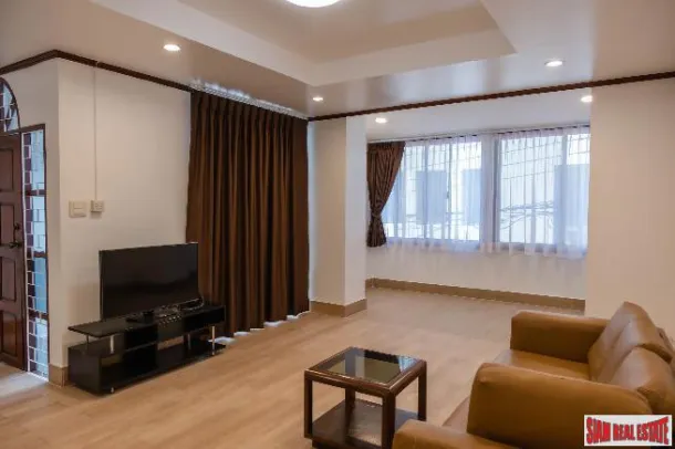 Superbe maison de ville de 3 chambres à louer à Prakanong (Rénové à neuf)