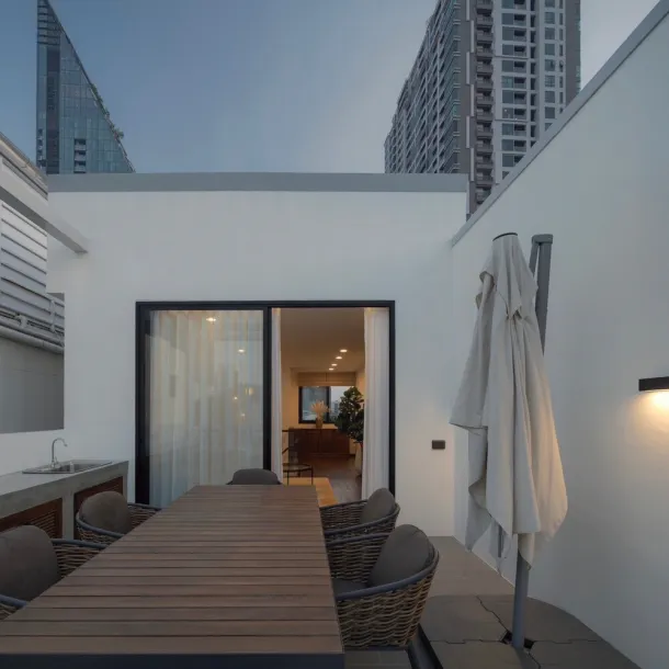 Lujosa Casa Adosada de Tres Dormitorios con Azotea Privada - Lo Mejor de Sathorn-Silom.