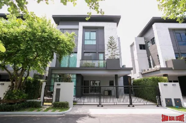 Impeccable Maison Moderne de 3 Chambres et 4 Salles de Bain à Louer dans un Complexe Sécurisé à Bangkok à Quelques Minutes de l'Autoroute