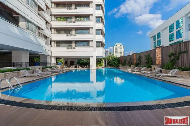 Appartement Rénové de Deux Chambres le Plus Grand à Louer dans le Quartier d'Asoke à Bangkok