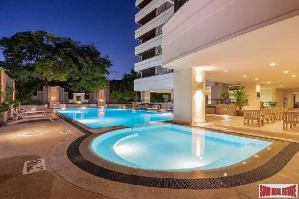 Appartement Rénové le Plus Grand de Trois Chambres à Louer dans le Quartier d'Asoke à Bangkok