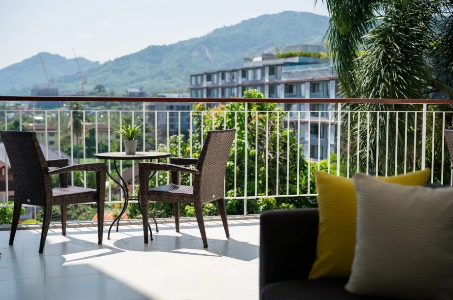 Impresionante Condominio con Vista al Mar de Dos Dormitorios y Dos Baños - Perfecto para Relajarse Cerca de la Playa de Surin