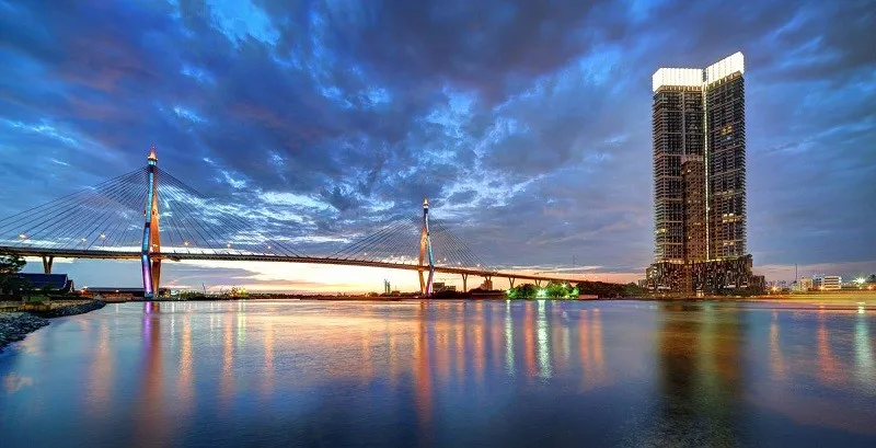 The Pano - Condominio de Tres Dormitorios en Alquiler con Increíbles Vistas al Río en Rama 3, Bangkok.