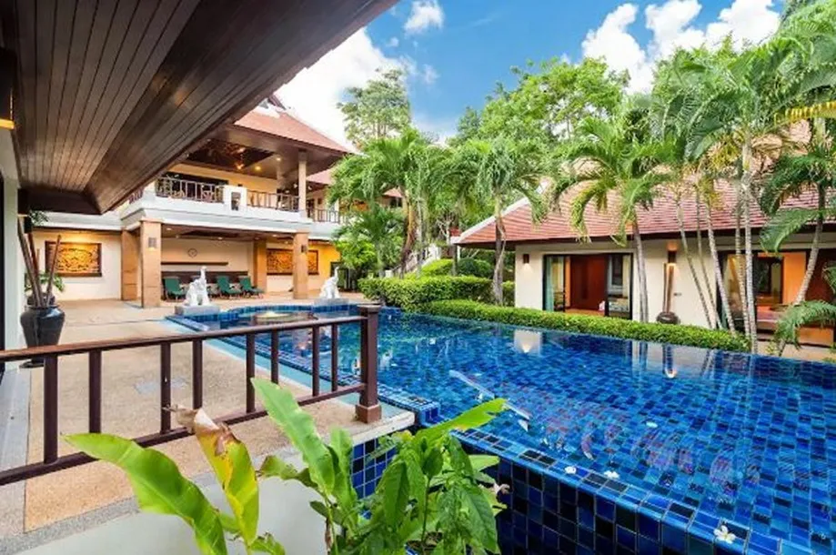 Baan Bua Nai Harn - Yenilenmiş Bali Tarzı Lüks 4 Yatak Odalı 4 Banyo Havuzlu Villa, Nai Harn plajına 10 dakika yürüme mesafesinde