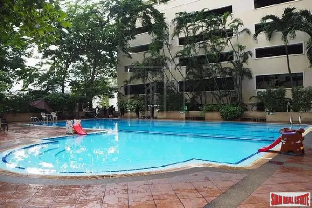 Saranjai Mansion - Amplo Dois Quartos com Varanda e Vista para a Piscina em Nana, Bangkok.