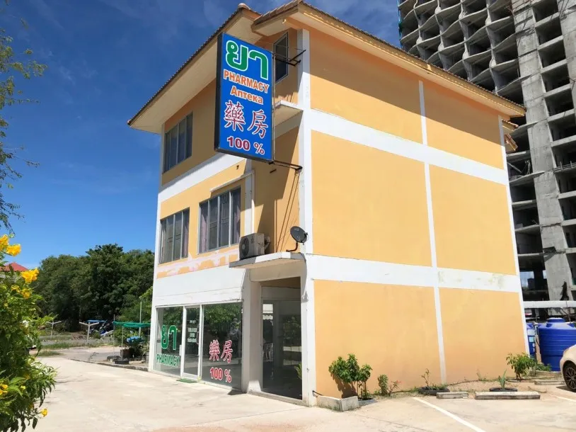 Frente a la playa Jom-Tien, edificio de 3 pisos y 3 Rai de terreno en alquiler