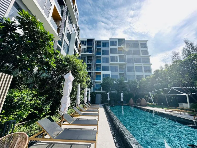 Stunning 1-Bedroom Lake View at Laguna Lakeside Residences