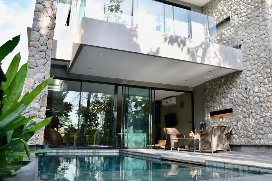 Moderna Villa de 3+1 Dormitorios con Piscina y Vista al Lago en alquiler en Kamala