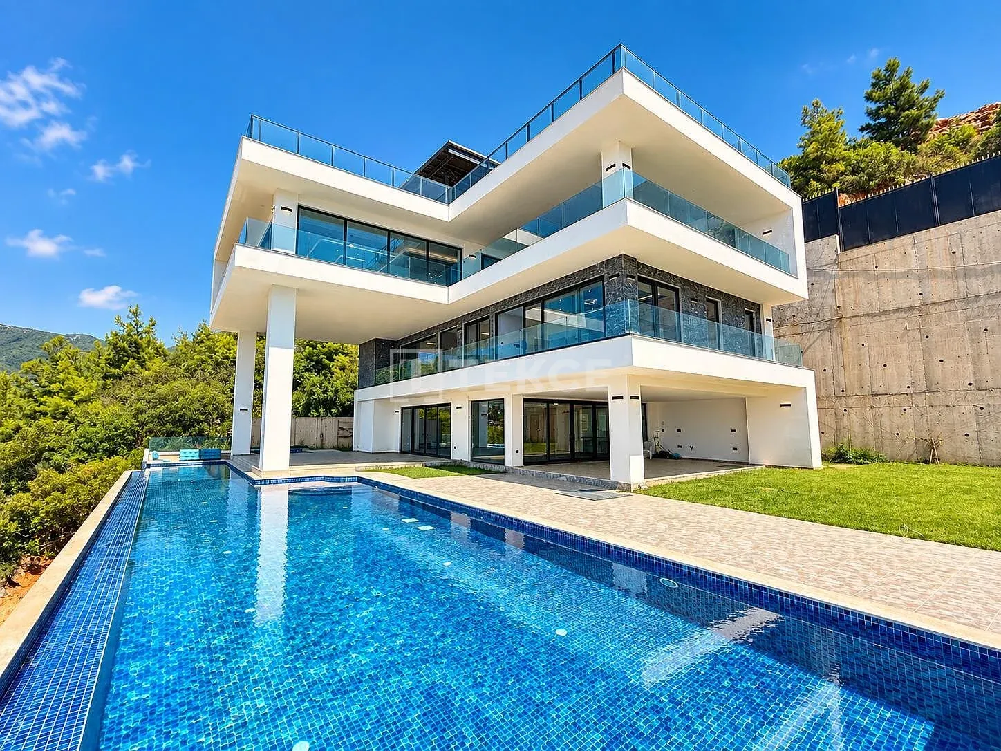 Möblierte Villa in Alanya mit Panoramablick auf Meer und Stadt