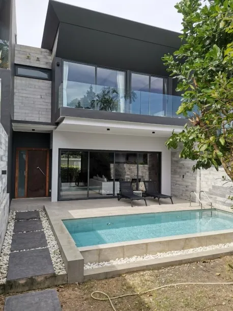 Villa con Piscina e Vista Montagna con Tre Camere da Letto in Affitto sulle Colline di Chalong