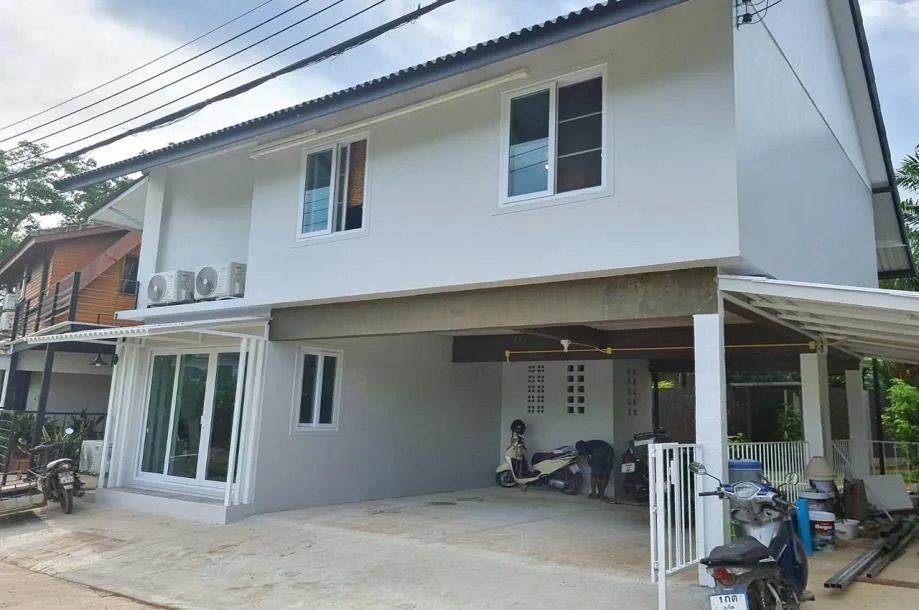 Nai Harn plajına 15 dakika yürüme mesafesinde, butik bir sitede kiralık ortak yüzme havuzlu, yeni 1 yatak odalı 1 banyolu Daire
