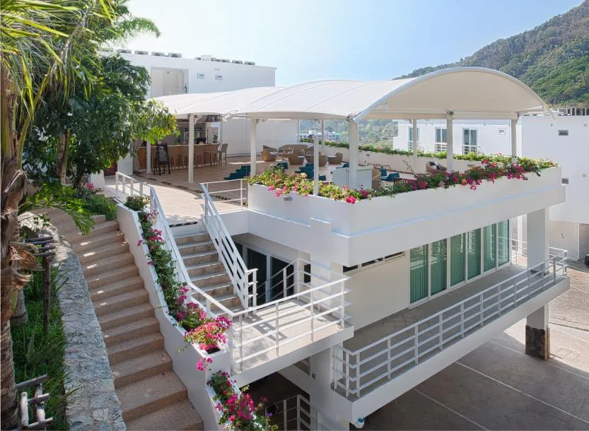 Apartamento de 2 Quartos com Vista Mar na Colina de Kata com Piscina e Varanda Grande - 110 m²