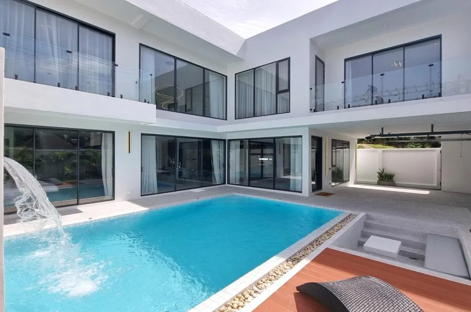 Phuket Nai Harn Plajı'na sadece 5 dakika mesafede, premium lokasyonda uzun süreli kiralık Yepyeni 4 yatak odalı 4 banyolu Havuzlu Villa