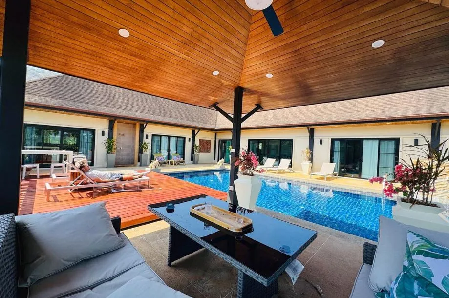 Phuket Nai Harn Plajı'na 15 dakika yürüme mesafesinde, büyük bahçeli Tropikal 4 yatak odalı 4 banyolu Havuzlu Villa, Uzun süreli kiralık