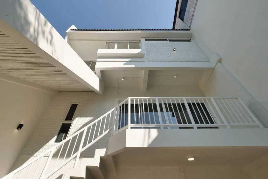 Prakanong, Bangkok'ta Kiralık Üç Katlı Üç Yatak Odalı Teras Ev.