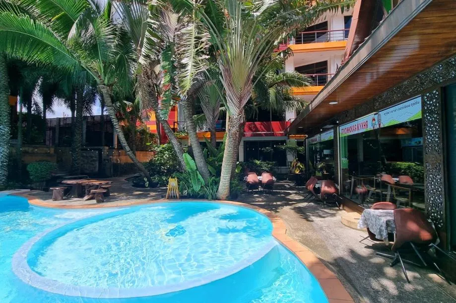 Nai Harn Plajı'na 15 dakika yürüme mesafesinde, Havuz Manzaralı 2 yatak odalı 1.5 banyolu 72 m2 Konut Daire, uzun süreli kiralık
