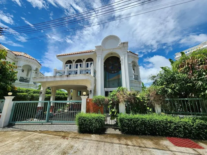 Elegante Casa de 3 Dormitorios con Instalaciones Completas - Koh Kaew, Phuket
