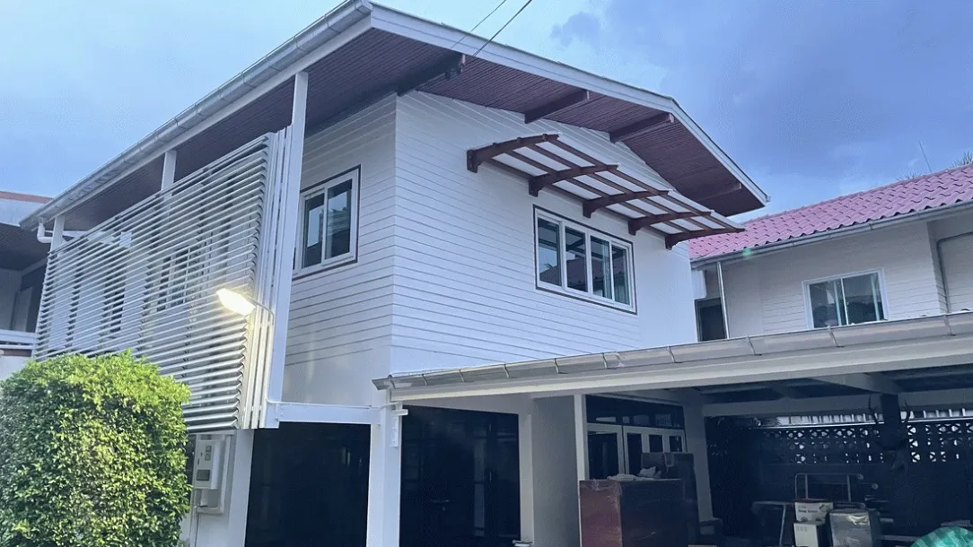 Charmante maison individuelle de deux étages avec deux chambres traditionnelles - à louer à Sathorn-Silom.