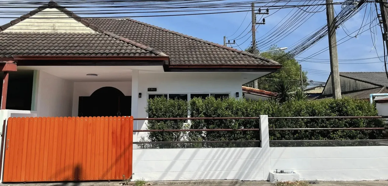 La Perfetta Casa con 2 Camere da Letto e 2 Bagni su Soi Ta-ied Chalong in Affitto con l'Angolo "Allenati Duro, Vivi Bene"