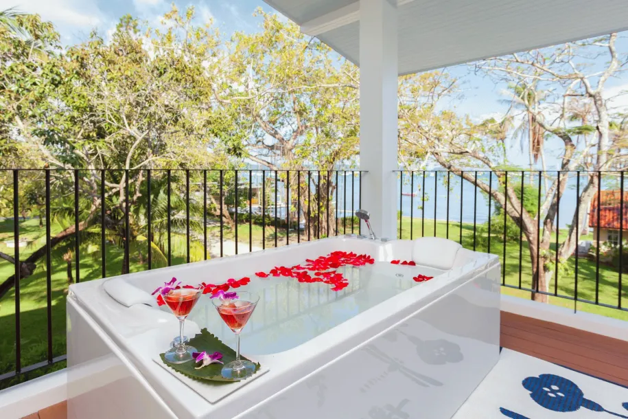 Attico Fronte Mare con Jacuzzi, 2 Camere da Letto e 2 Bagni a Rawai Beach