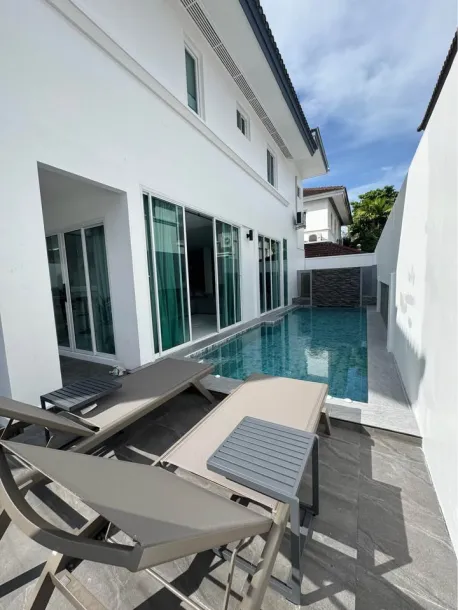 Villa moderne rénovée de 3 chambres avec piscine dans une communauté sécurisée de Chalong