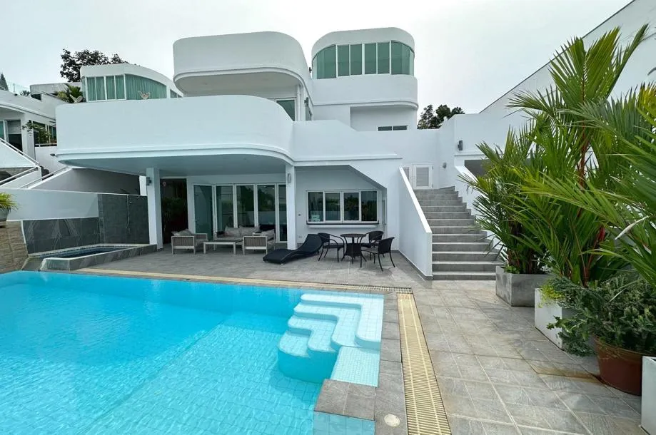 Baan Chalong Residence - Villa Moderna con 4 Camere da Letto, Tetto con Vista Mare e Città, Vicino a BCIS