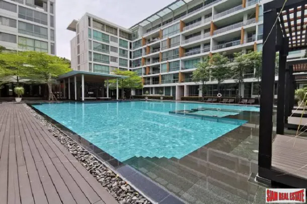 Ficus Lane - Ático Súper Grande 380 m². Condominio de Cinco Dormitorios en Alquiler en Phra Khanong de Baja Altura