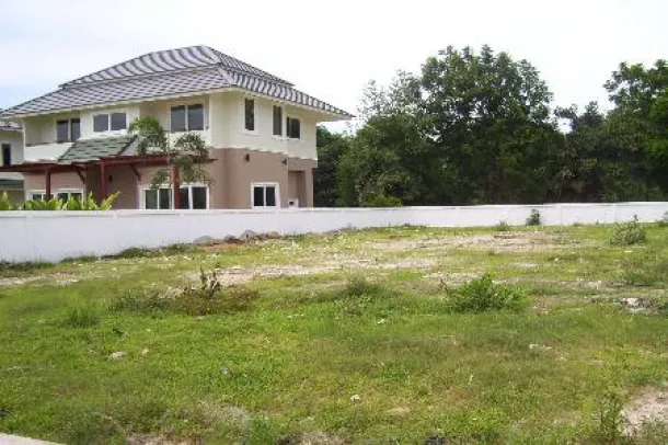 Parcelles de Terrain Disponibles à Hua Hin dans un Beau Village