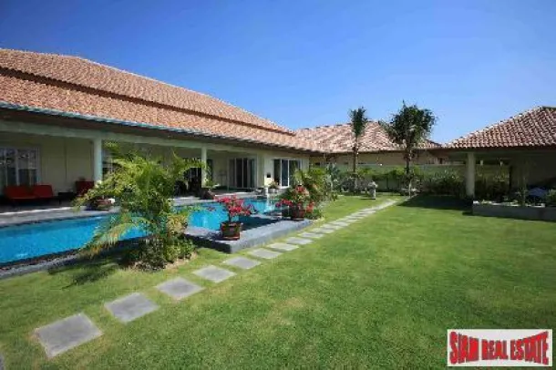 Villas de Luxe avec Piscine dans un Emplacement Pittoresque à Quelques Minutes en Voiture des Terrains de Golf et du Centre-ville de Hua Hin