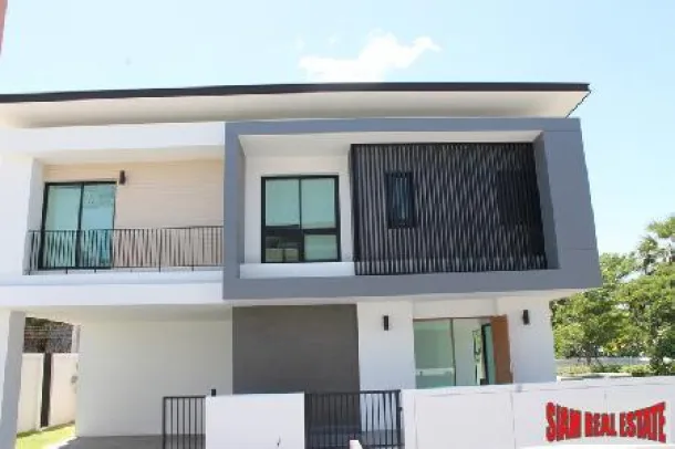 Casa em estilo moderno com piscina privativa a poucos passos da praia.