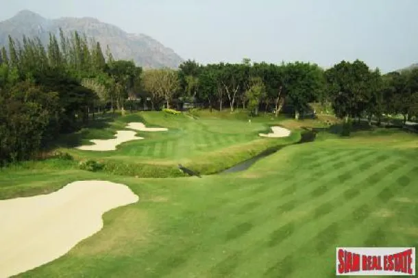 Plus de 2 Rai de Terrain Résidentiel à côté du 13ème Trou au Springfield Royal Country Club, Cha Am