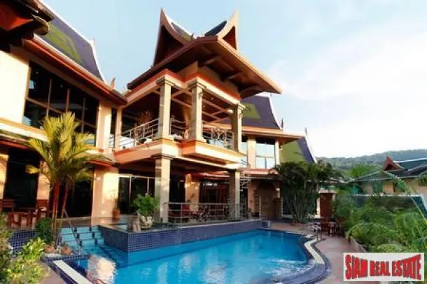 Villa Tailandese con Quattro Camere da Letto e Piscina a Kata