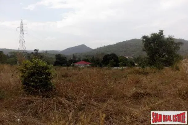 Terrain à vendre avec vue sur la montagne près du golf.