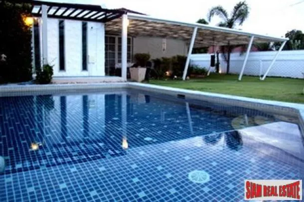Villa de qualité avec trois chambres et piscine dans le centre de Cha-Am