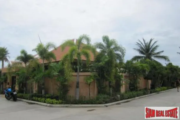 Zeitgenössische Villa mit vier Schlafzimmern und Pool in exklusiver Wohnanlage nahe der Regent's International School