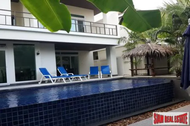 Moradia privada moderna de quatro quartos e cinco casas de banho com piscina perto da praia