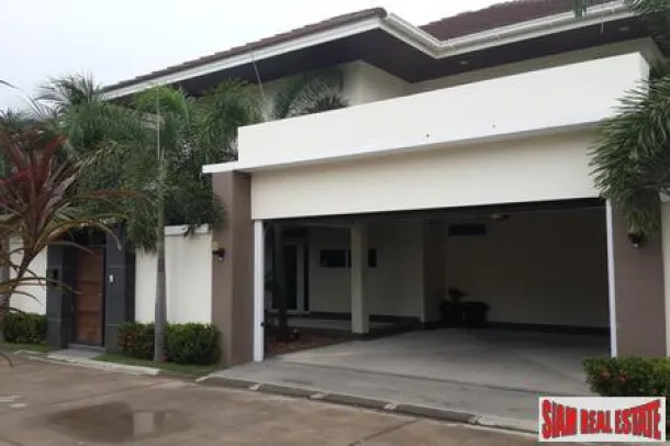 Moderna villa de cuatro dormitorios con piscina privada y jacuzzi, ubicada cerca de la playa