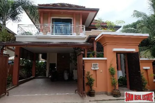 Patong'da Satılık Üç Yatak Odalı Tay Lanna Tarzı Havuzlu Villa