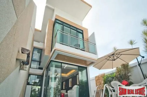 Villa tropicale et tendance avec trois chambres et piscine, avec locataire pour 5 ans près de la plage de Jomtien