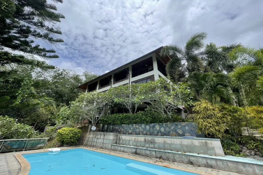Villa "Hilltop Haven" de 5 chambres avec vues panoramiques à vendre à Ao Nang, Krabi - Opportunité d'investissement rentable
