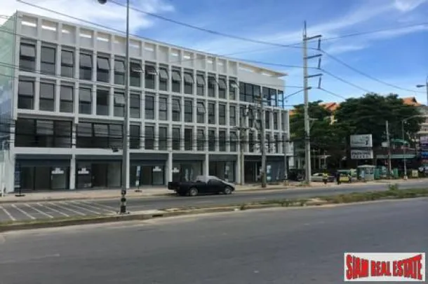 Popüler Konumda Deniz Manzaralı Modern Tarz 4 Katlı Dükkan Satılık