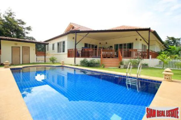 Spaziosa casa familiare con 4 camere da letto e piscina in vendita a Chiang Mai