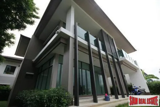 Setthasiri Onnut-Srinakarindra - Nova Casa de Design com 4 Quartos e 284 m².