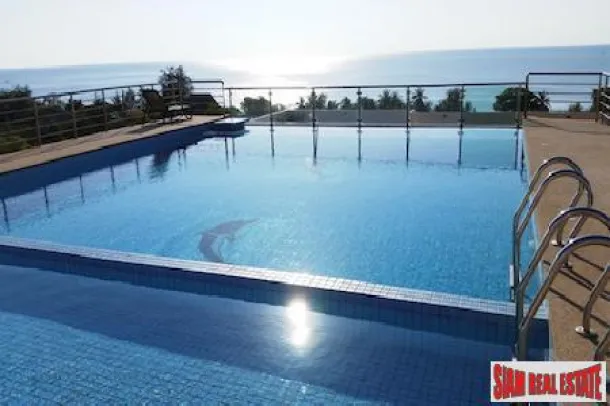 Vues sensationnelles sur la mer depuis le dernier étage de ce condominium à vendre à Cha Am, Hua Hin