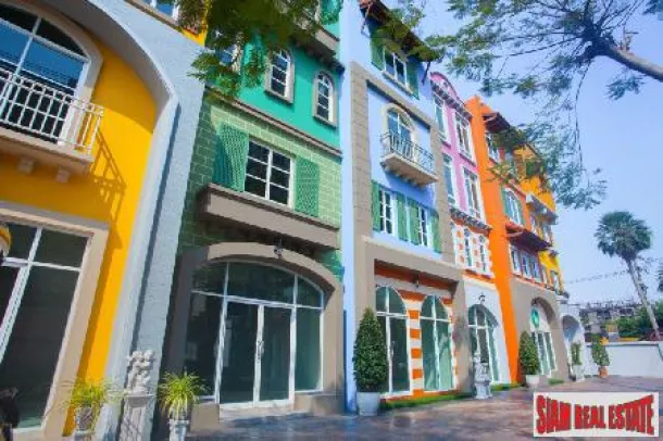 Immeuble commercial moderne de quatre étages à vendre à Sukhumvit 101/1 Bangkok