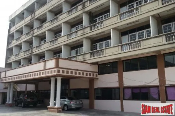 Terrain à Vendre avec Immeuble d'Appartements de Cinq Étages sur Sukhumvit 77, Bangkok