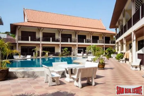 Superbe grande villa avec piscine à vendre sur les collines près de South Pattaya, à seulement 250 mètres de la mer